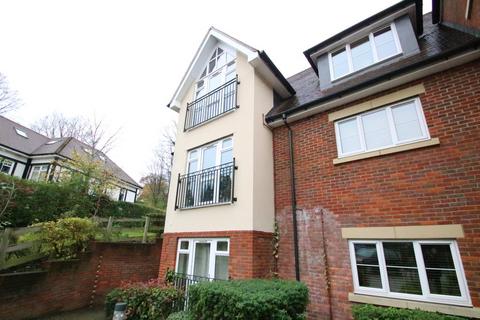 2 bedroom apartment to rent, Woodcote Valley Road , Purley