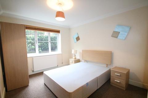 2 bedroom apartment to rent, Woodcote Valley Road , Purley