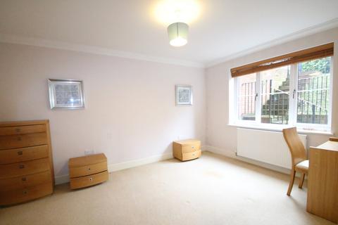 2 bedroom apartment to rent, Woodcote Valley Road , Purley