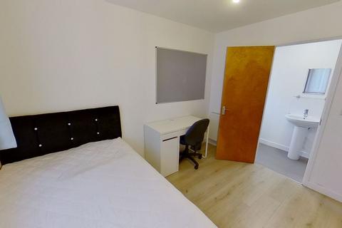 1 bedroom in a house share to rent, Ensuite room - Guildford Park Avenue, GU27NN