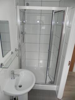 1 bedroom in a house share to rent, Ensuite room - Guildford Park Avenue, GU27NN