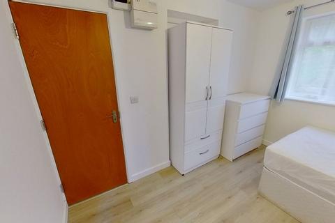 1 bedroom in a house share to rent, Ensuite room - Guildford Park Avenue, GU27NN