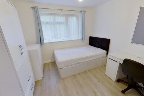 1 bedroom in a house share to rent, Ensuite room - Guildford Park Avenue, GU27NN