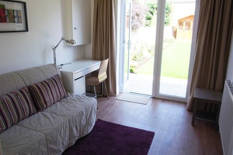 2 bedroom flat to rent - The Garden Flat, Grove Road, Windsor