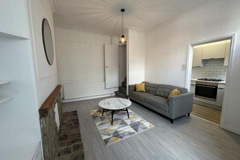 2 bedroom terraced house to rent, Beechwood Mount,  Leeds, LS4