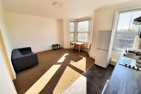 1 bedroom flat to rent, Church lane, Harringay