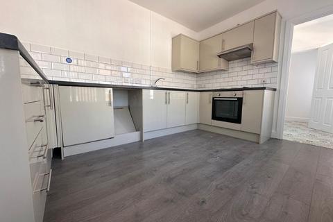 2 bedroom flat to rent, High Street, Margate