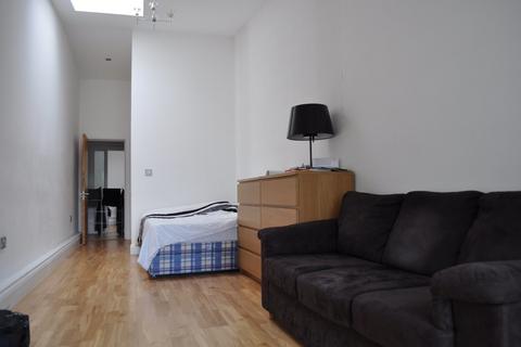 Studio to rent, Hackney Road, London E2