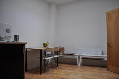 Studio to rent, Hackney Road, London E2