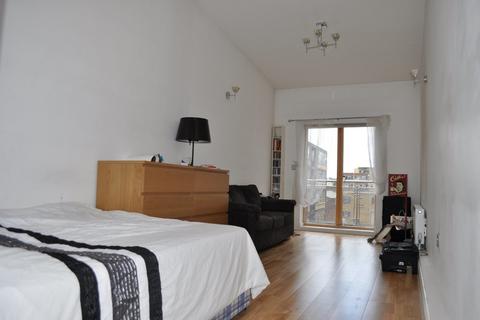 Studio to rent, Hackney Road, London E2