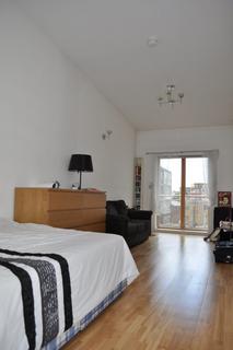 Studio to rent, Hackney Road, London E2