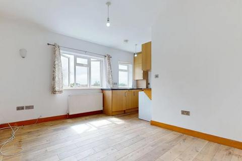 2 bedroom flat to rent, Gunnersbury Avenue, Ealing, W5