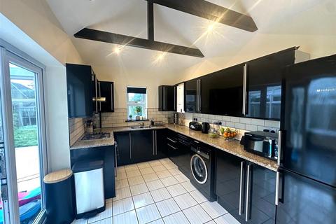 3 bedroom detached house for sale, Chalet Close, Ashford