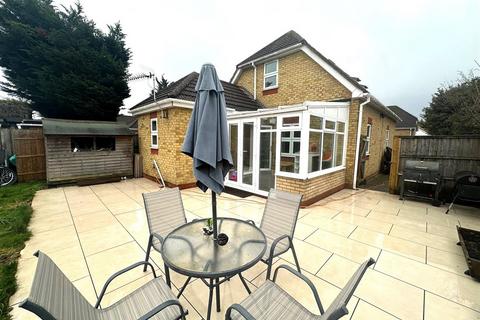 3 bedroom detached house for sale, Chalet Close, Ashford