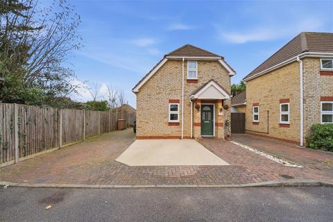 3 bedroom detached house for sale, Chalet Close, Ashford