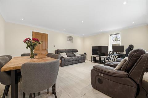 3 bedroom detached house for sale, Chalet Close, Ashford