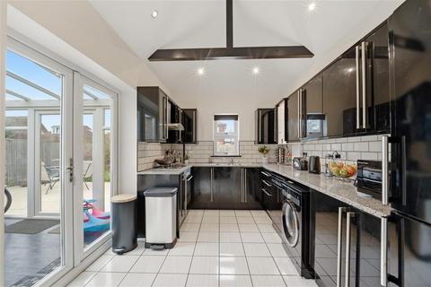 3 bedroom detached house for sale, Chalet Close, Ashford