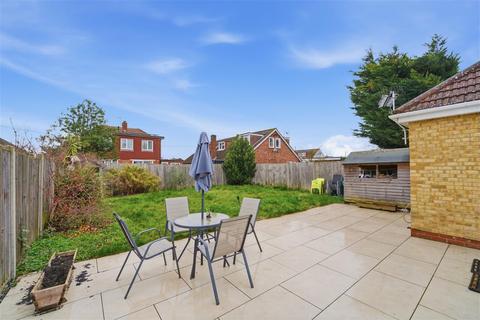 3 bedroom detached house for sale, Chalet Close, Ashford