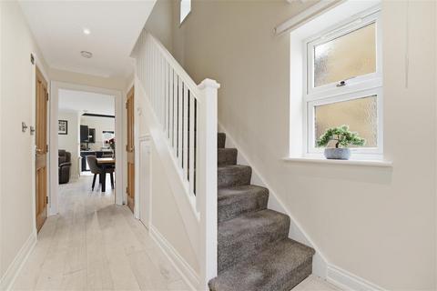 3 bedroom detached house for sale, Chalet Close, Ashford