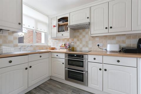 2 bedroom terraced house to rent, Silkham Road, Oxted, Surrey, RH8
