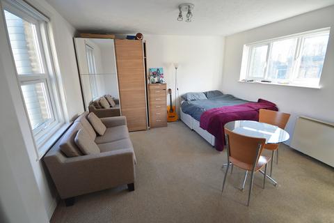 Studio to rent, Old Christchurch Road, Bournemouth