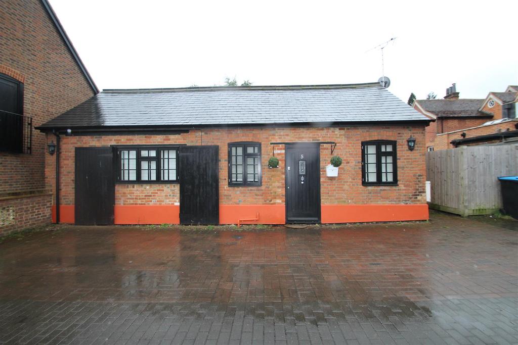 Kings Langley High Street, Kings Langley 2 bed house £280,000