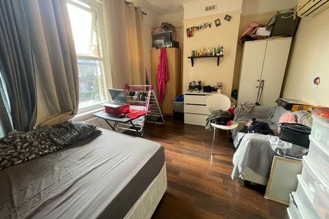 5 bedroom end of terrace house to rent - Gladstone Avenue, London