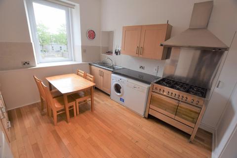 4 bedroom flat to rent, Loanhead Place, Rosemount, Aberdeen, AB25