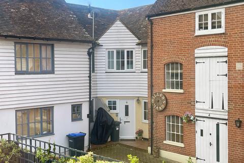 3 bedroom terraced house to rent, Millers Yard, Canterbury CT1