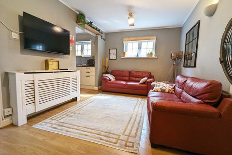 3 bedroom terraced house to rent, Millers Yard, Canterbury CT1