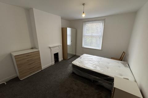 2 bedroom terraced house to rent, Station Parade,  Leeds, LS5