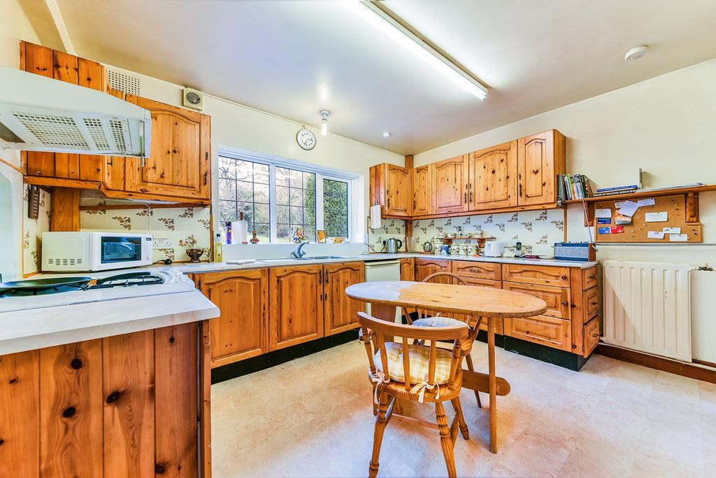 Old Oak Avenue, Chipstead, CR5 3 bed detached house £775,000