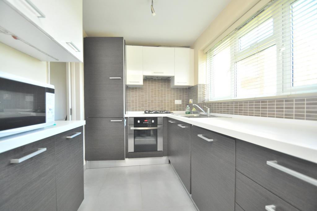 Coppetts Road, Muswell Hill 2 bed flat - £1,700 pcm (£392 pw)