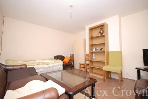 3 bedroom flat to rent, Dunmow Close, Loughton