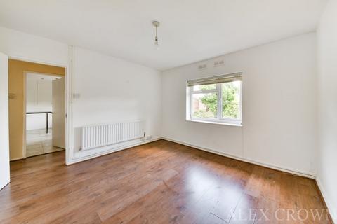 3 bedroom flat to rent, Dunmow Close, Loughton