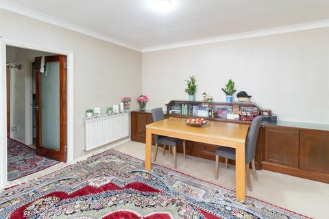3 bedroom apartment for sale, Lodge Close, Edgware, HA8