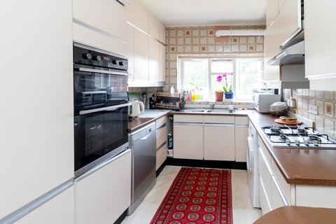 3 bedroom apartment for sale, Lodge Close, Edgware, HA8