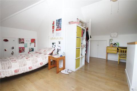 3 bedroom bungalow to rent, Gladstone Avenue, Twickenham, TW2