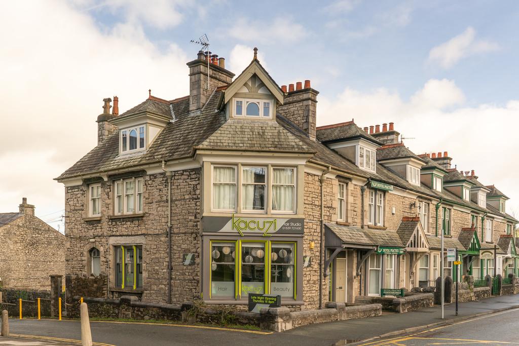 3 Sandes Avenue, Kendal, Cumbria, LA9 4LL 3 bed £215,000