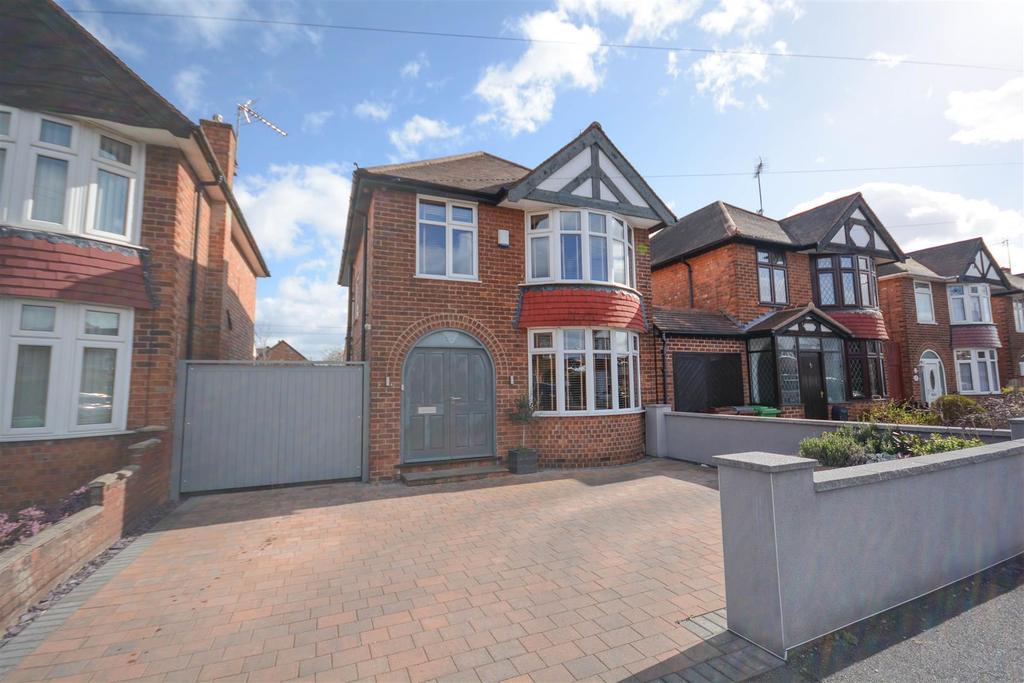St. Austell Drive, Wilford, Nottingham 3 bed detached house £325,000