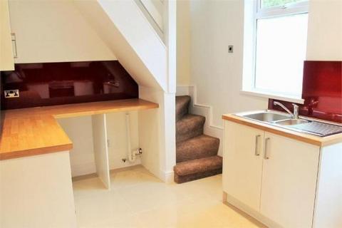3 bedroom terraced house to rent, Elcho Street, Preston