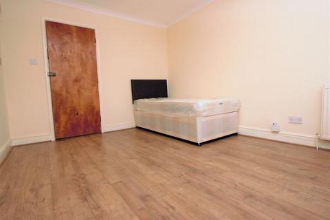 Studio to rent, Cornwall Road, Seven Sisters N15