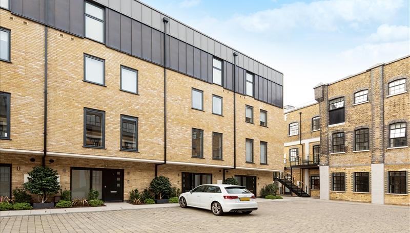 Courtyard View &amp; Parking