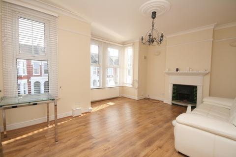 2 bedroom flat to rent, Carlingford road, Turnpike Lane