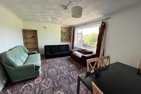 4 bedroom semi-detached house to rent, Eggington Road, Moulscombe