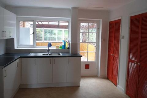 4 bedroom semi-detached house to rent, Eggington Road, Moulscombe