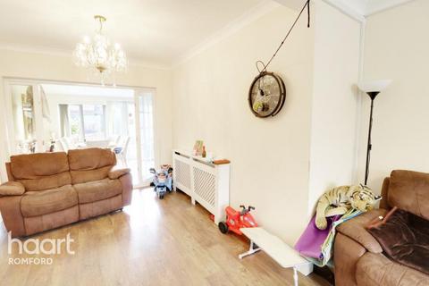3 bedroom semi-detached house to rent, Farnes Drive, Romford