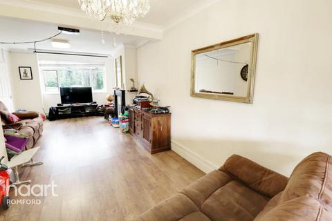 3 bedroom semi-detached house to rent, Farnes Drive, Romford