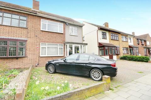 3 bedroom semi-detached house to rent, Farnes Drive, Romford