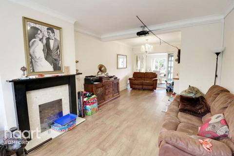 3 bedroom semi-detached house to rent, Farnes Drive, Romford